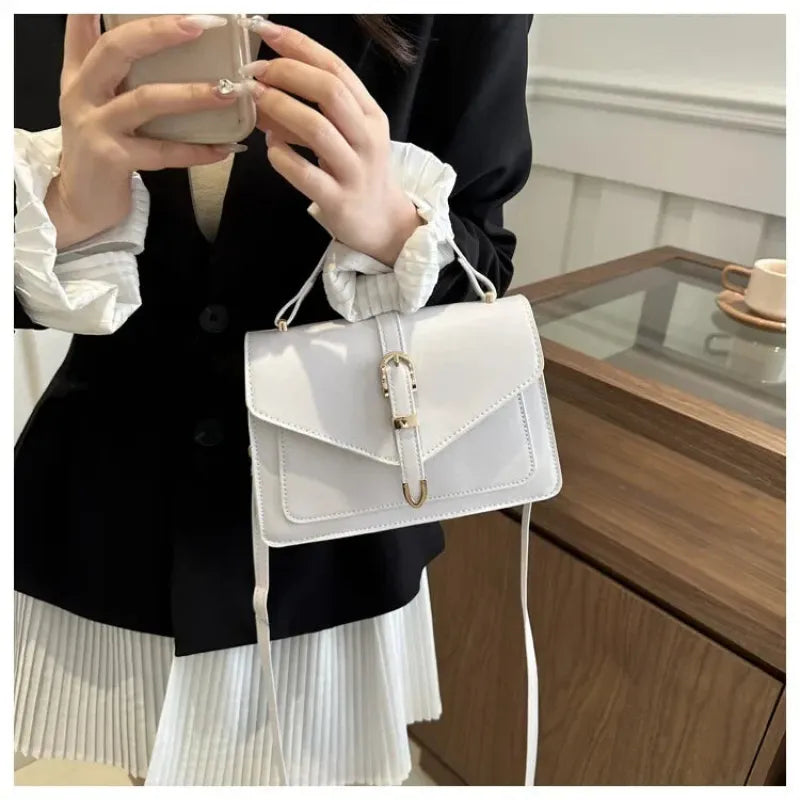 Petit sac à main bandoulière à rabat aux finitions doré Castille