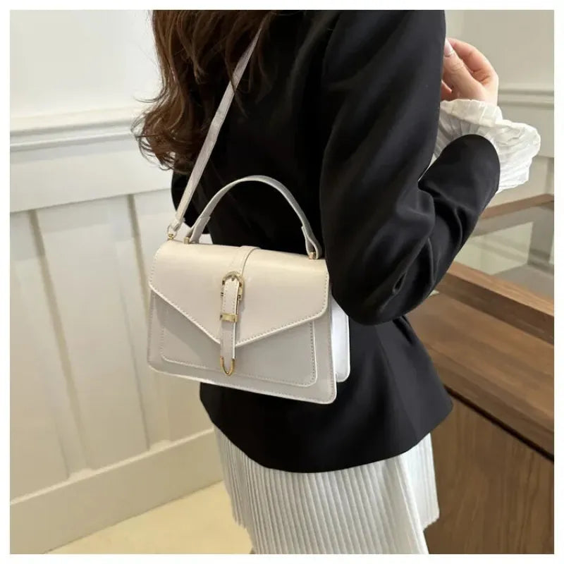 Petit sac à main bandoulière à rabat aux finitions doré Castille