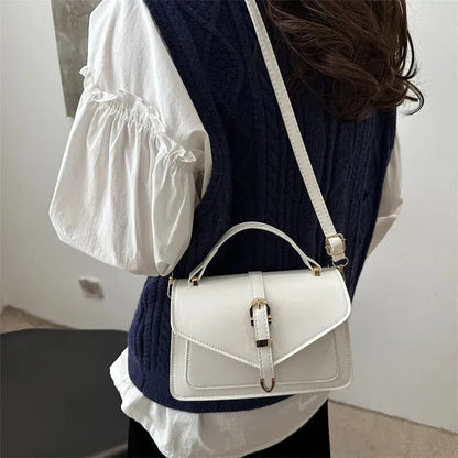 Petit sac à main bandoulière à rabat aux finitions doré Castille