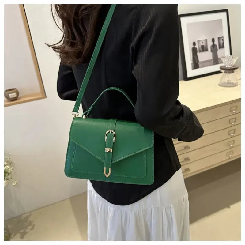 Petit sac à main bandoulière à rabat aux finitions doré Castille