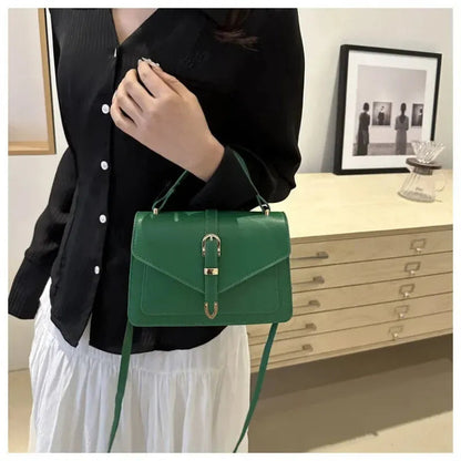 Petit sac à main bandoulière à rabat aux finitions doré Castille