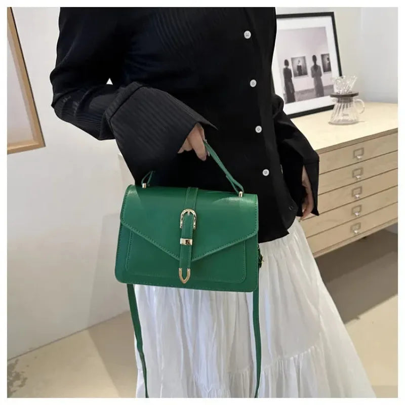 Petit sac à main bandoulière à rabat aux finitions doré Castille