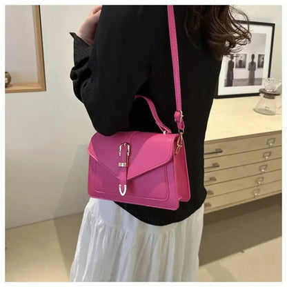 Petit sac à main bandoulière à rabat aux finitions doré Castille