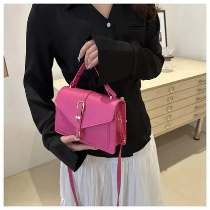 Petit sac à main bandoulière à rabat aux finitions doré Castille