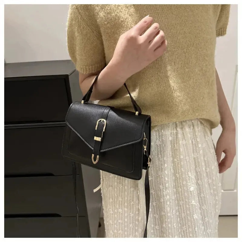 Petit sac à main bandoulière à rabat aux finitions doré Castille