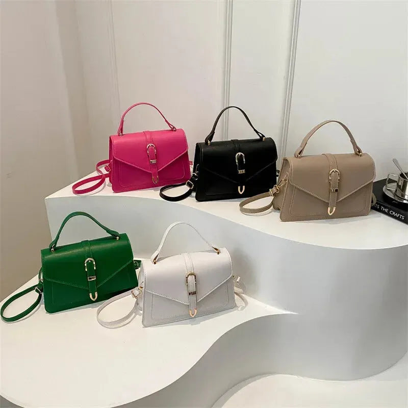 Petit sac à main bandoulière à rabat aux finitions doré Castille