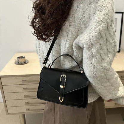 Petit sac à main bandoulière à rabat aux finitions doré Castille