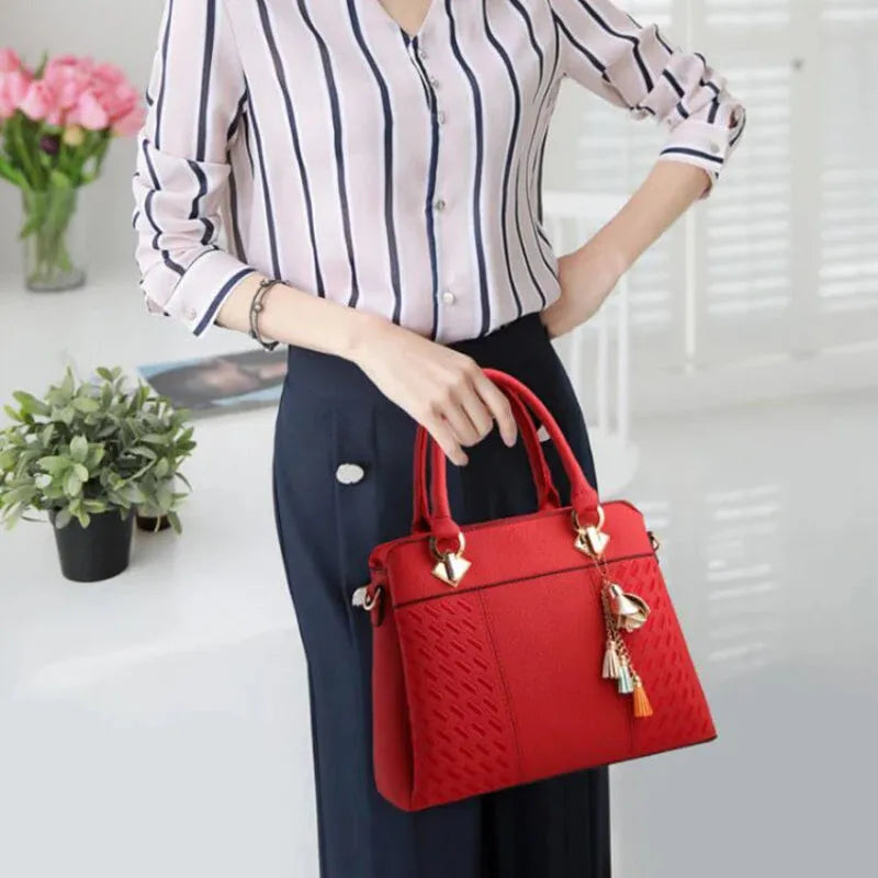 Sac à main bandoulière avec son charms doré assortie Ludovica