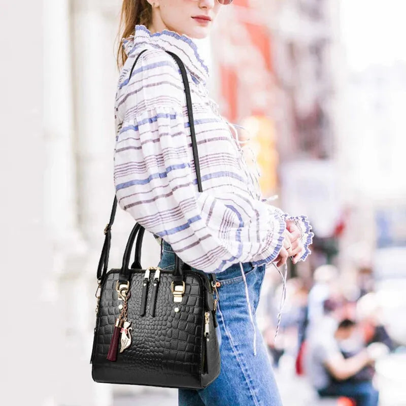 Sac à main bandoulière imitation croco avec son charms chat doré Sidonie