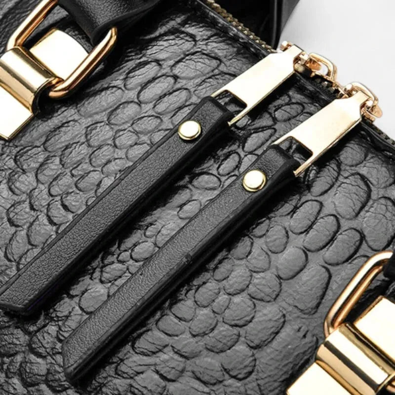 Sac à main bandoulière imitation croco avec son charms chat doré Sidonie